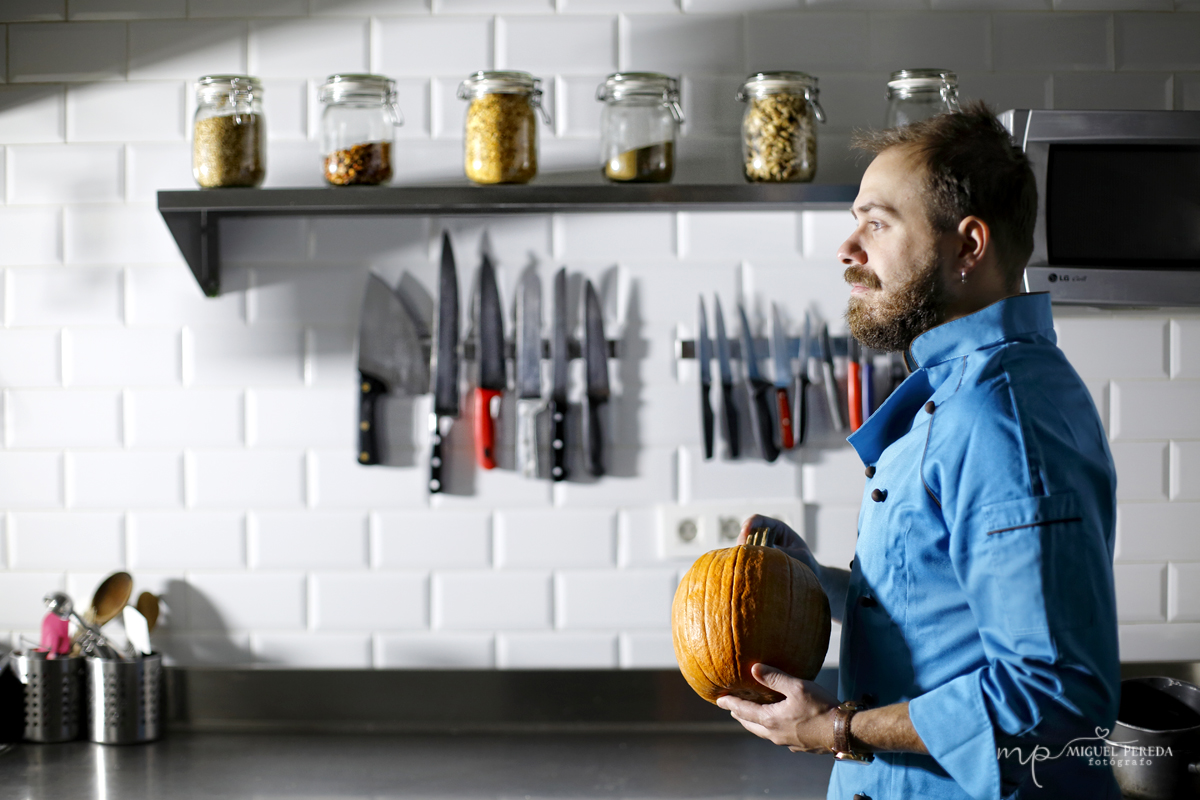 Fotografía de Manuel el cocinero del restaurante periquete y sus platos